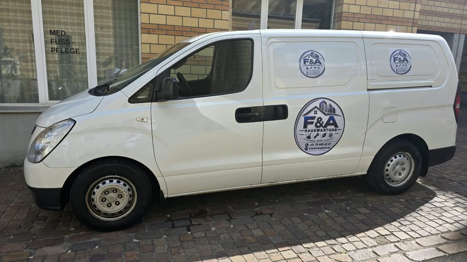 Servicefahrzeug von F&A Hauswartung in der Region Basel